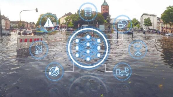 Una calle urbana inundada con iconos de IA superpuestos, incluyendo advertencias, base de datos, marchas y transporte. El fondo muestra coches sumergidos, una barrera de tráfico y edificios con la torre de una iglesia visible.