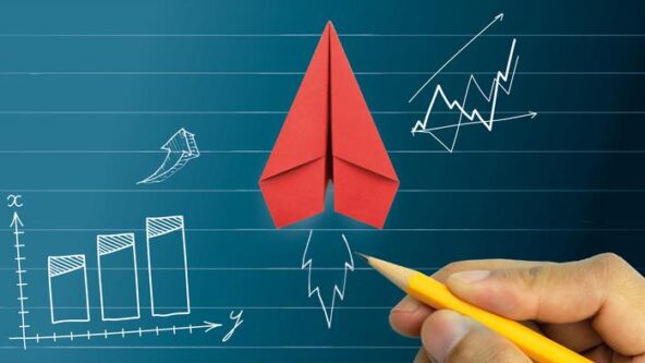Una mano con un lápiz amarillo señala un avión de papel rojo sobre un fondo verde azulado. Alrededor, hay bocetos blancos que incluyen un gráfico de barras, un avión de papel, flechas ascendentes y una línea gráfica, que simbolizan crecimiento y progreso.