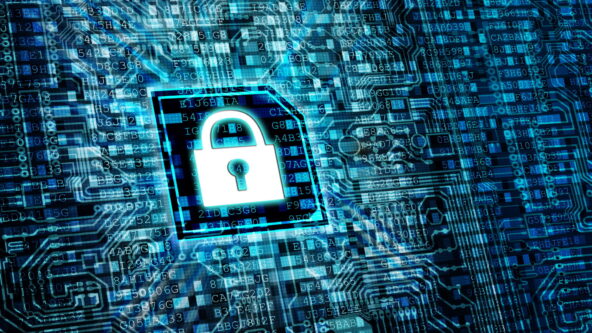 Ilustración digital de un candado brillante sobre un fondo de circuito impreso, que simboliza la ciberseguridad y la protección de datos. La atmósfera es de tonos azules, con un código binario superpuesto a la imagen.