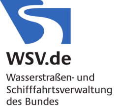 Logotipo de Wasserstraßen- und Schifffahrtsverwaltung des Bundes (WSV.de). Presenta un elemento gráfico azul que se asemeja a una vía fluvial y un texto debajo en negro.