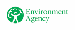 Logotipo de la Agencia de Medio Ambiente que presenta un círculo verde con una figura estilizada y un árbol en su interior, junto a las palabras 