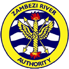 Logotipo de la Autoridad del Río Zambeze: un círculo amarillo con un fondo ondulado azul y blanco. En el centro, un símbolo de flechas cruzando una antorcha encendida. El texto 