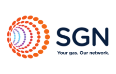 Logotipo con un diseño en espiral de puntos naranjas y morados a la izquierda, con las letras 