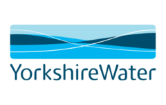 Logotipo de Yorkshire Water. Presenta ondas azules estilizadas que se cruzan sobre el texto 