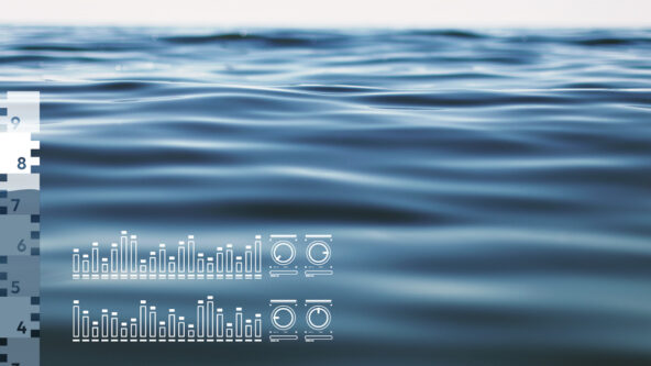 Primer plano de olas tranquilas del océano con una escala de medición a la izquierda. Gráficos de datos transparentes con gráficos de barras e iconos circulares se superponen a la derecha de la imagen, lo que sugiere un análisis de datos del agua.