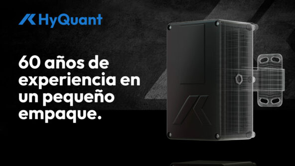 Un producto HyQuant negro con un diseño de estructura alámbrica parcial se encuentra sobre un fondo oscuro. El texto dice