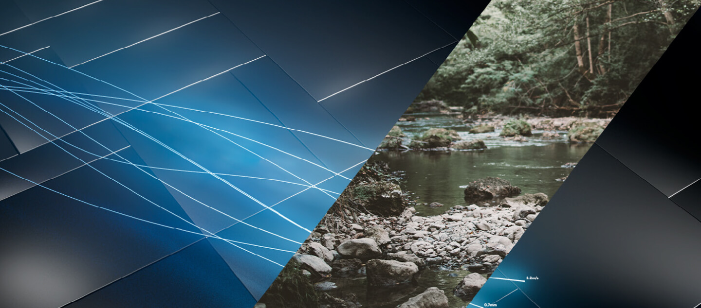 Imagen abstracta que presenta una composición en capas con un río forestal a la derecha, que muestra rocas y árboles, y un patrón geométrico azul futurista con rayas de luz blanca a la izquierda.