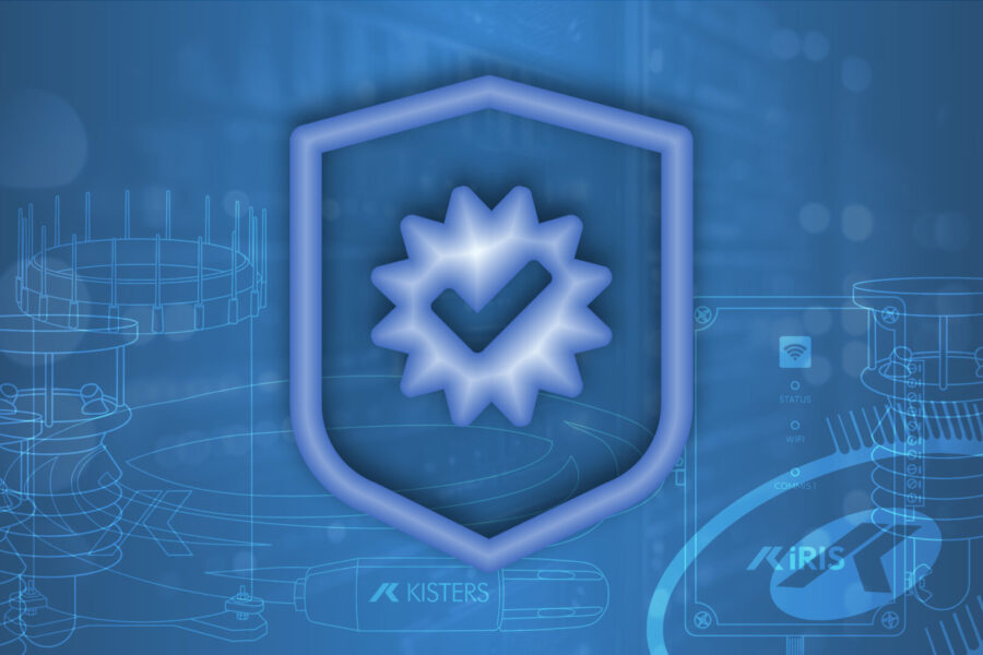 Escudo azul con una marca de verificación brillante en el centro, sobre un fondo semitransparente de planos técnicos. La imagen incluye elementos como engranajes e iconos digitales. Se aprecian logotipos tenues en las esquinas.