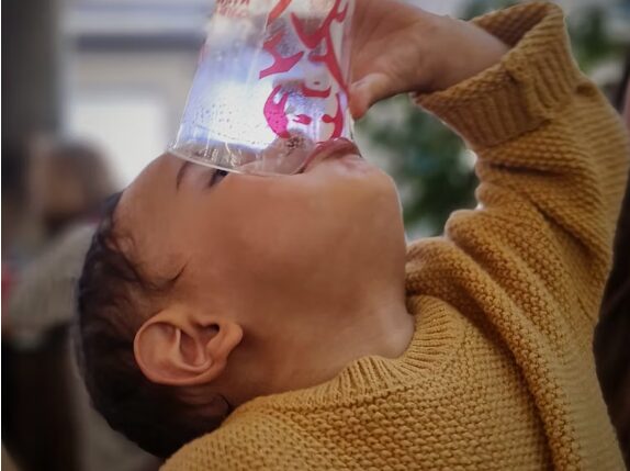 Durante racionamiento de agua niño sediento en Bogotá, Colombia | pc Ricardo Velasquez Contreras